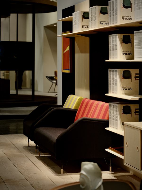  77-sofaen i eg (farveneutral olie) polstret med ‘Vidar’ tekstil i farven ‘1880’. De løse hynder er polstret i 'Reflex' i farven ‘0589’.