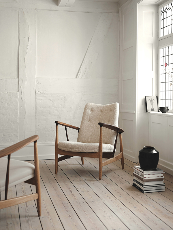 Kettelhut-stolen fotograferet med Zero fra Kvadrat / Sahco i farven '0001'. Træstellet består af en kombination af massiv eg og valnød.