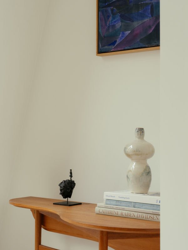 På anden sal har Butterflybordet fået plads i en lille krog sammen med et par kunstbøger og Cathrines egne skulpturer.