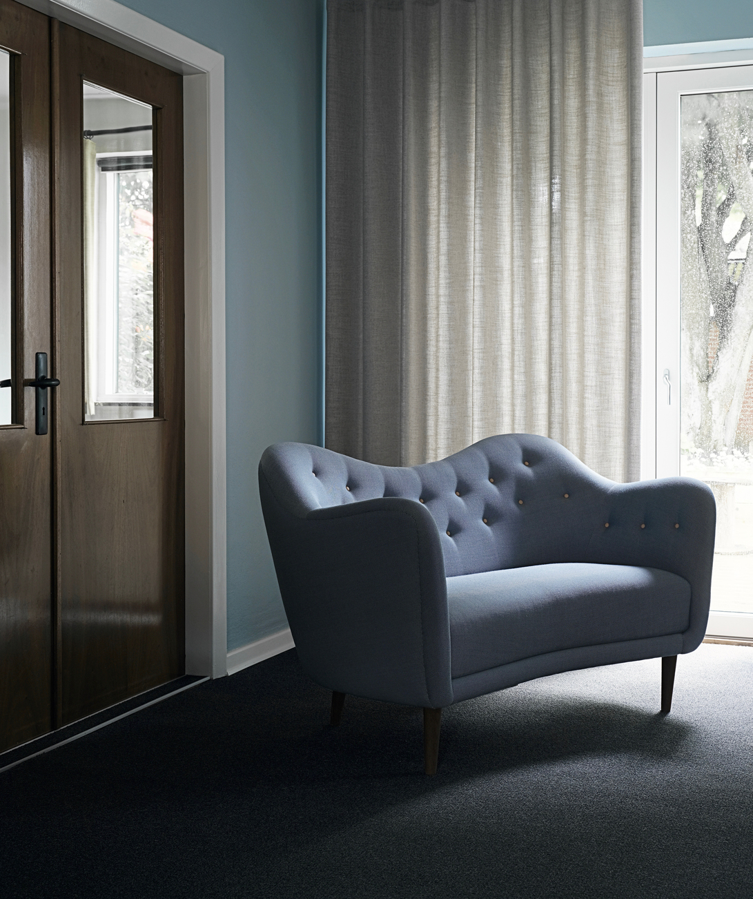 46-sofaen med ben i valnød polstret med 'Rime' tekstil i farven '721'.