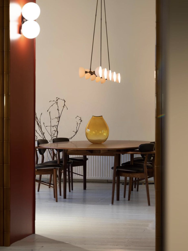 Sølvbordet i valnød sat sammen med 108-stolen. Foto: Mobilia Interior