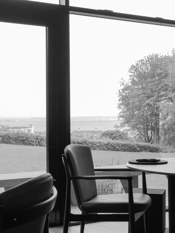 Fra bordene har restaurantens gæster en smuk udsigt over Aarhus Bugt. 