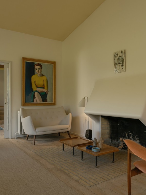 Poetsofaen i Finn Juhls eget hjem i Ordrup. Over sofaen hænger et maleri af Hanne Wilhelm Hansen, Finn Juhls samlever, malet af den berømte kunstner Vilhelm Lundstrøm.