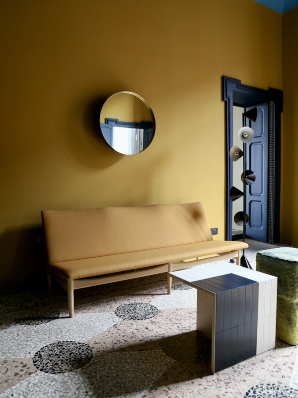 Japansofaen i eg (olie) polstret med ‘Vidar’ tekstil i farven ‘456’.