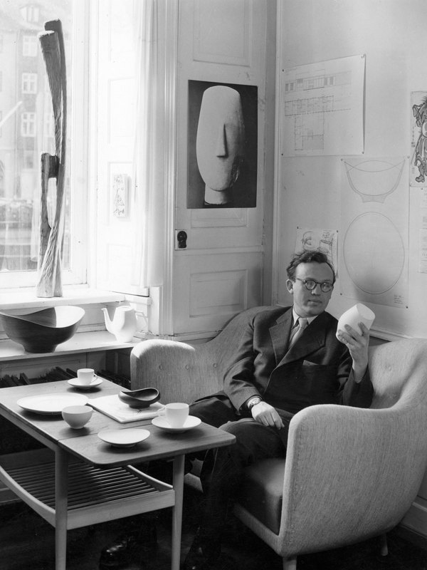Finn Juhl fotograferet i 46-sofaen på hans tegnestue i Nyhavn, København. Foto: Det Kongelige Bibliotek, Pressehuset.