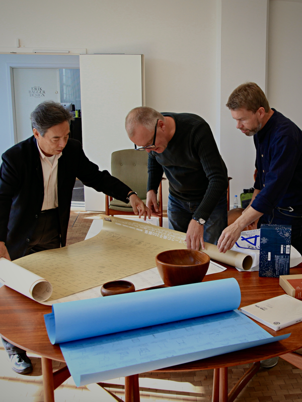 Den japanske professor og møbelsamler hr. Noritsugu Oda (til venstre), Ivan Hansen (i midten) og Hans Henrik Sørensen (til højre).