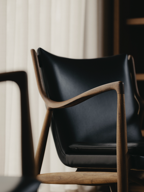 45-stolen polstret med 'Elegance' læder i farven 'Black'. Credits: The Monocot Shop / JUST BUILD LTD / Studio Periphery