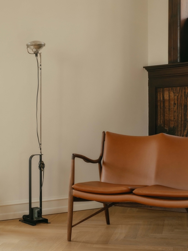 45-sofaen i valnød med Elegance-læder i farven 'Walnut'.