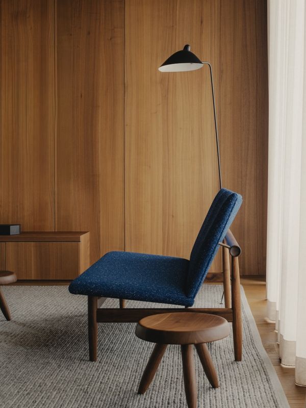 Japansofaen i valnød polstret med ‘Pilot’ tekstil i farven ‘772’. Foto: The Monocot Shop / JUST BUILD LTD / Studio Periphery
