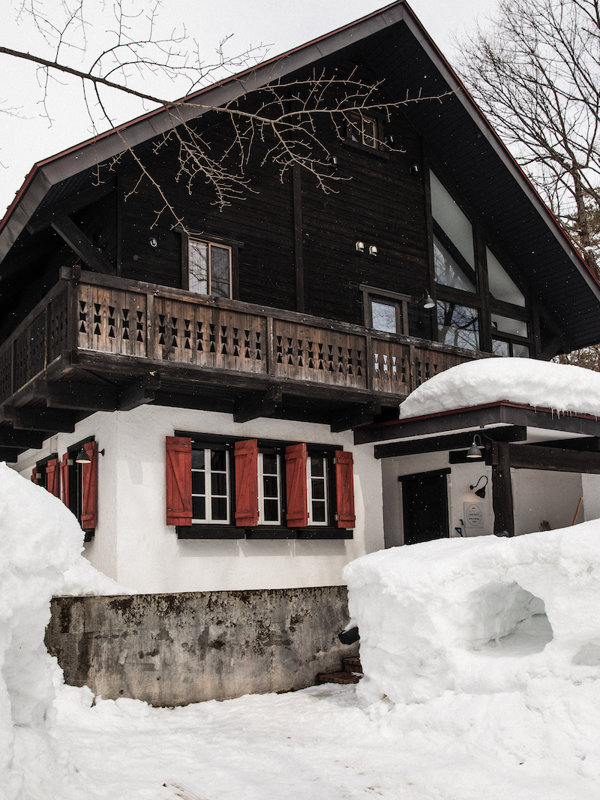 Hakuba ligger kun tre timer fra Tokyo, og er foruden sine pister også kendt for de varme kilder, der findes i området, kaldet “Onsen” på japansk.