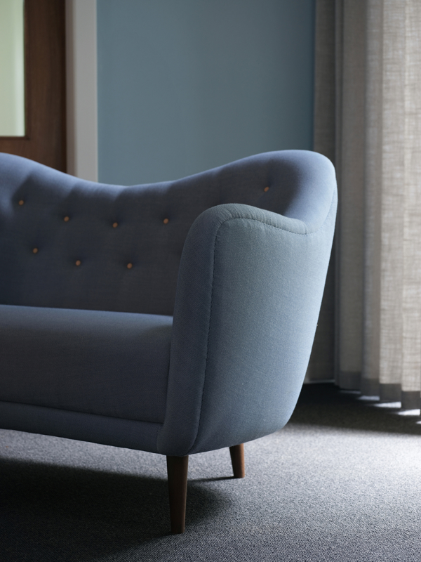 46-sofaen med ben i valnød polstret med 'Rime' tekstil i farven '721'.