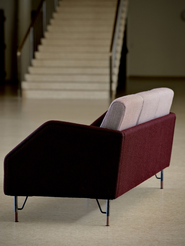 77-sofaen til tre personer, polstret i tekstilerne ‘Fuse’ i farven ‘631’ på sæde og ryg og ‘Helia’ i farven ‘693’ på korpus. 
