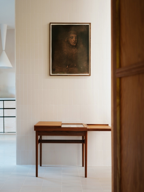 Kunstsamlerens Bord i valnød med toppladen stående halvt åben.