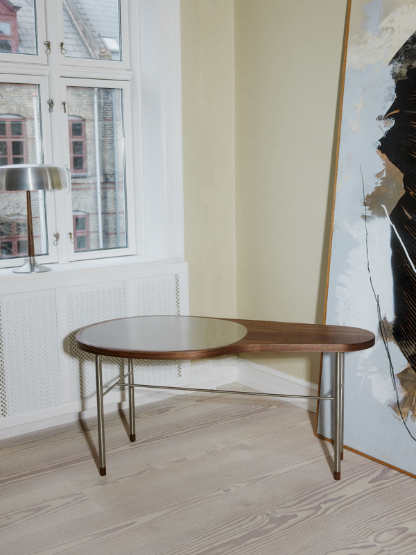 Ross-sofabordet uden vase i rustfrit stål og valnød.