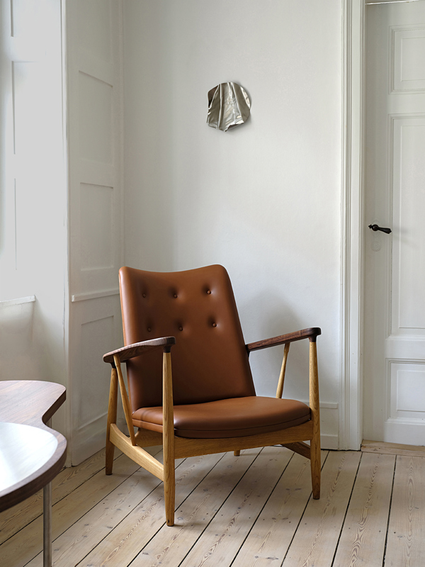 Kettelhut-stolen fotograferet med Elegance fra Sørensen Læder i farven 'Walnut'. Træstellet består af en kombination af massiv eg og valnød.