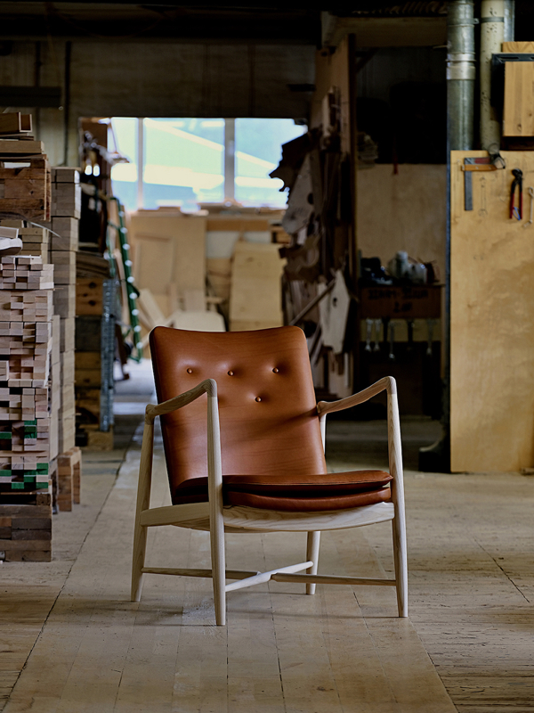 Kaminstolen fotograferet i vores produktionslokaler i Vejen. Stolen er i FSC® certificeret asketræ (farveneutral olie), polstret med VITA læder fra Sørensen Leather.